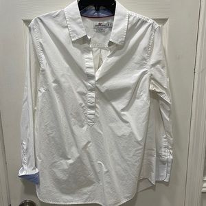 Vineyard Vine’s women’s white pop over cotton shirt. Size 8